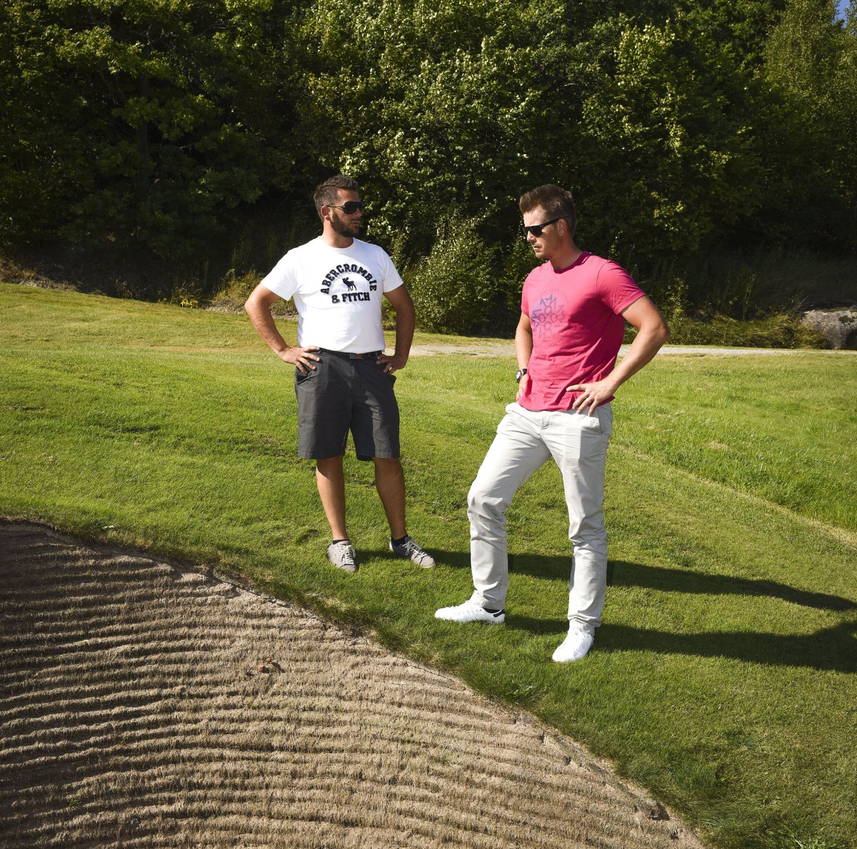 Stenhårda killar. Vår banchef Magnus Ljungman och Henrik Stenson kollar in våra fina bunkrar.