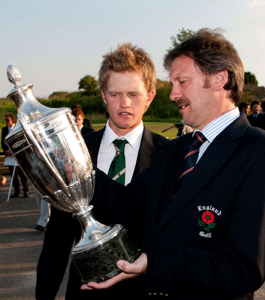 Tom Lewis kollar in EM-pokalen tillsammans med den engelska lagledaren